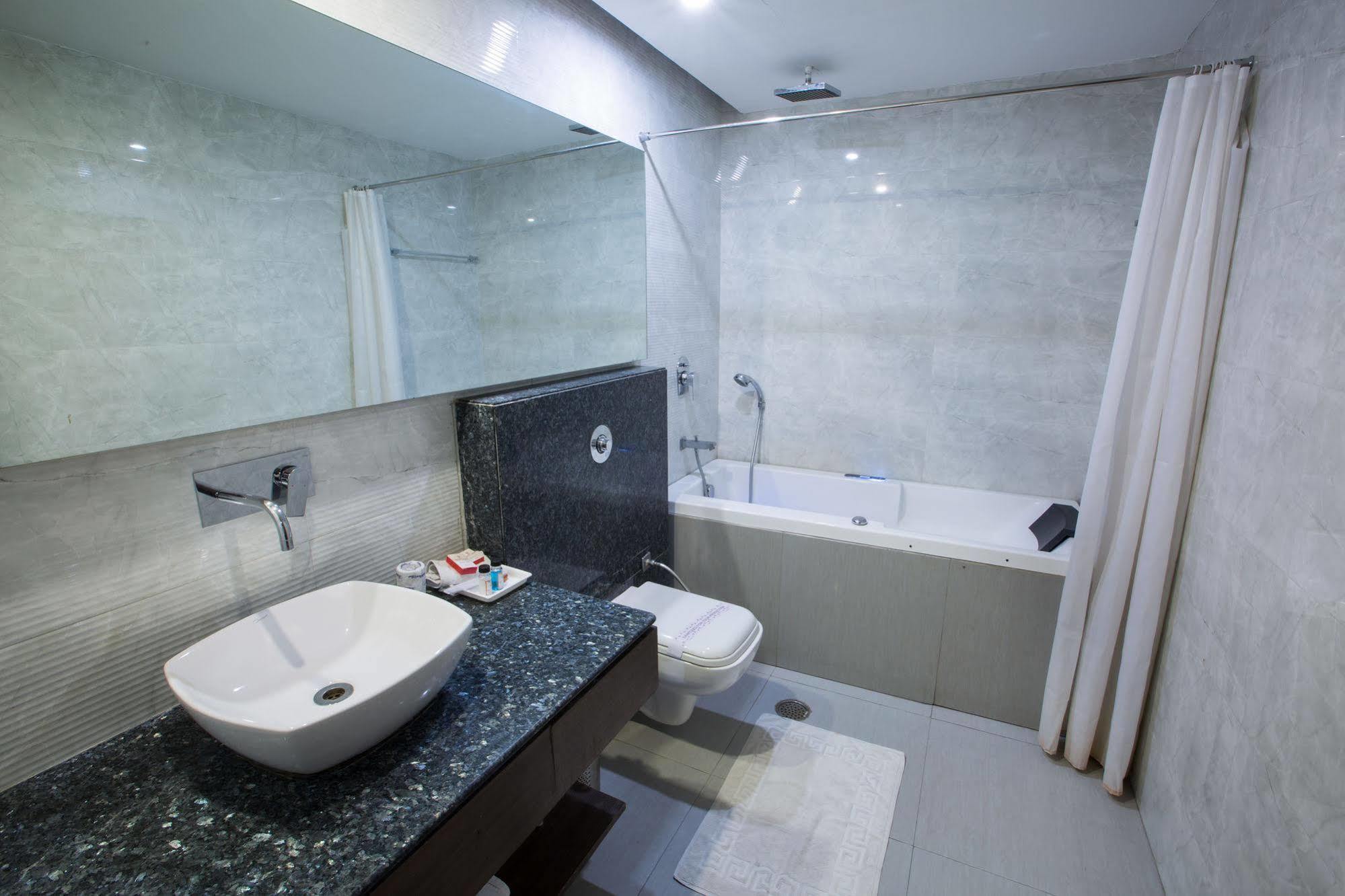 Hotel Narula'S Aurrum Amritsar Zewnętrze zdjęcie